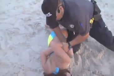 Fille en bikini résiste à une arrestation policière