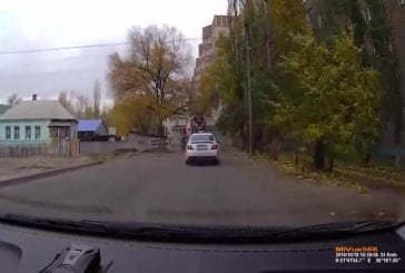 Camion de ciment s'enfonce dans une route russe
