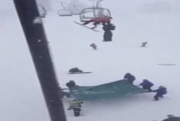 Snowboarder tombe d’un télésiège