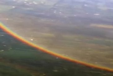 Ce est ce que un arc en ciel ressemble à d’un avion