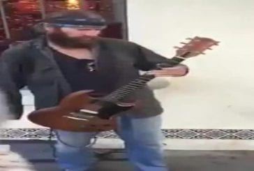 Le guitariste de rue joue Voodoo Child