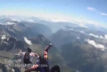 Près de l’impact et de l’atterrissage de parachutiste au sommet d’une montagne