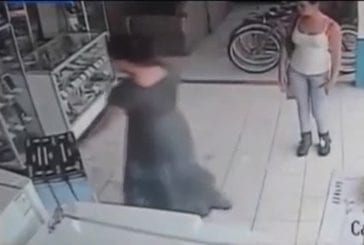 Femme vole une télé plasma sous sa jupe