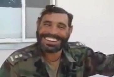 Soldat afghan est heureux de vous voir