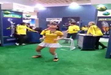 Brésilienne sexy joue au football
