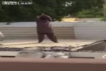 Un ouvrier détruit le sol sur lequel il se trouve